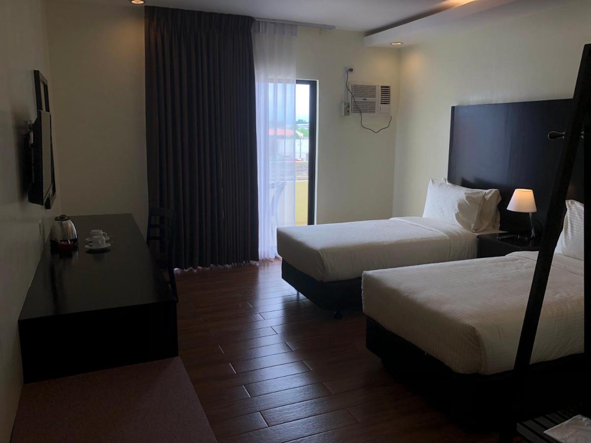 Pina Suites Ormoc Extérieur photo