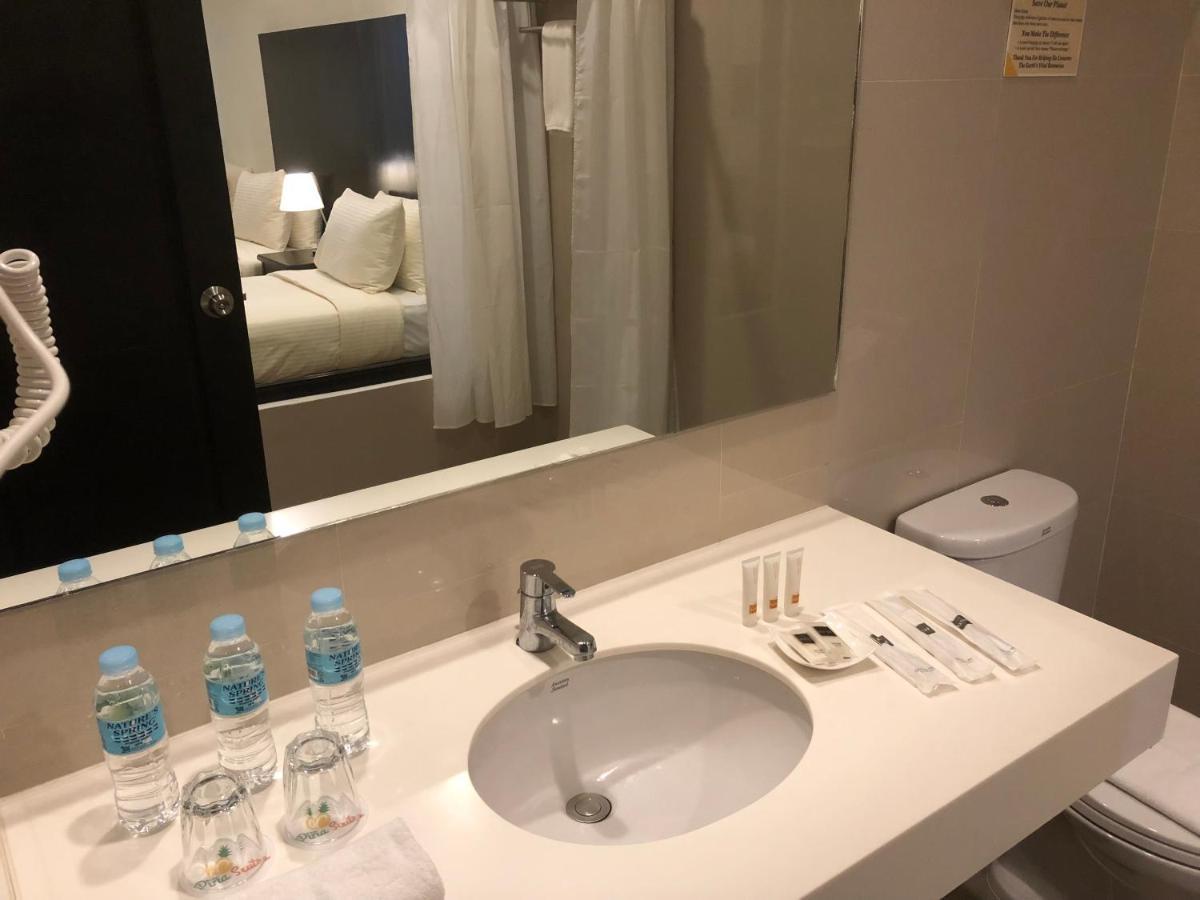 Pina Suites Ormoc Extérieur photo