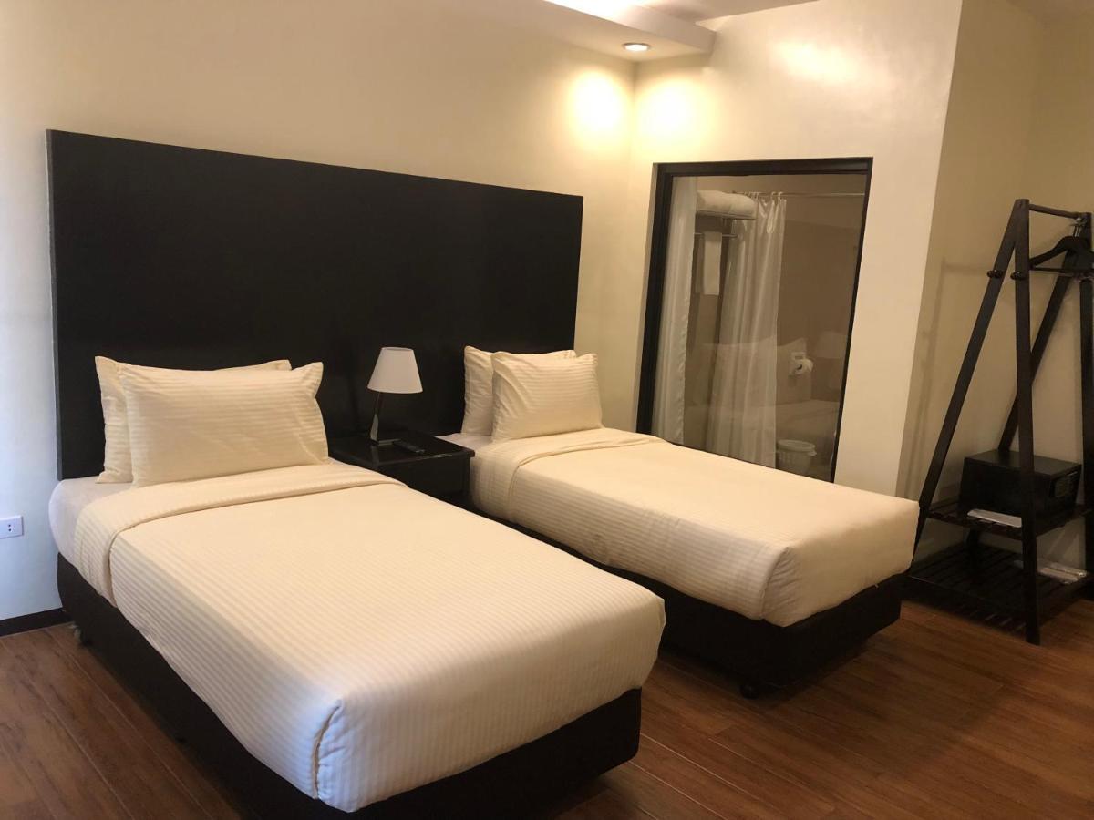 Pina Suites Ormoc Extérieur photo