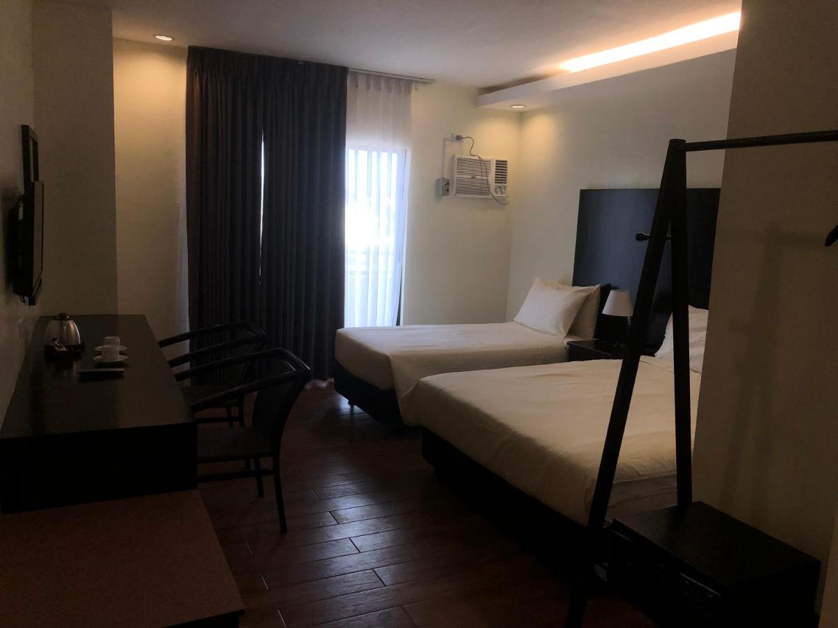 Pina Suites Ormoc Extérieur photo