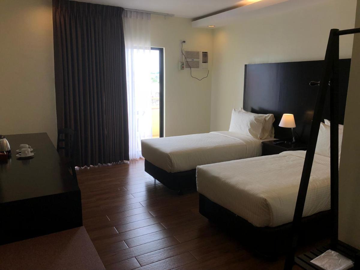Pina Suites Ormoc Extérieur photo