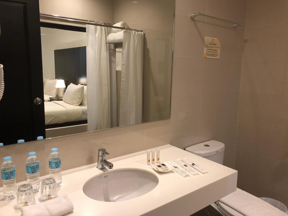 Pina Suites Ormoc Extérieur photo
